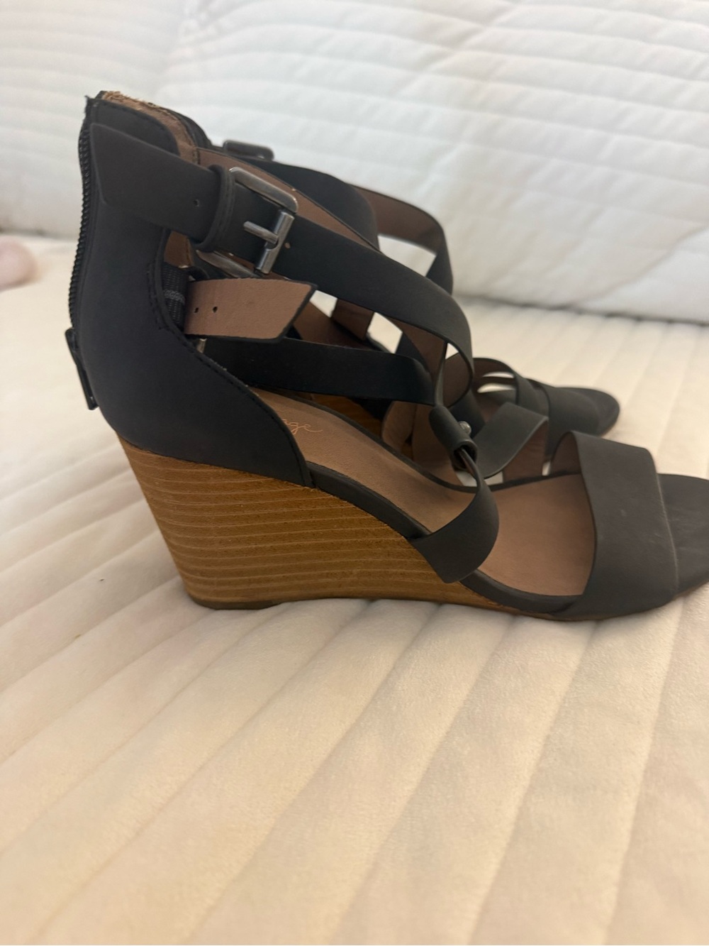 Crown Vintage Women's Strappy Wedge Sandals in Black